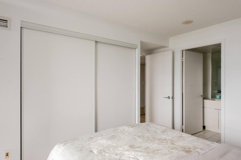 Stylish Downtown Lakeview Condo - One Free Parking Toronto Luaran gambar