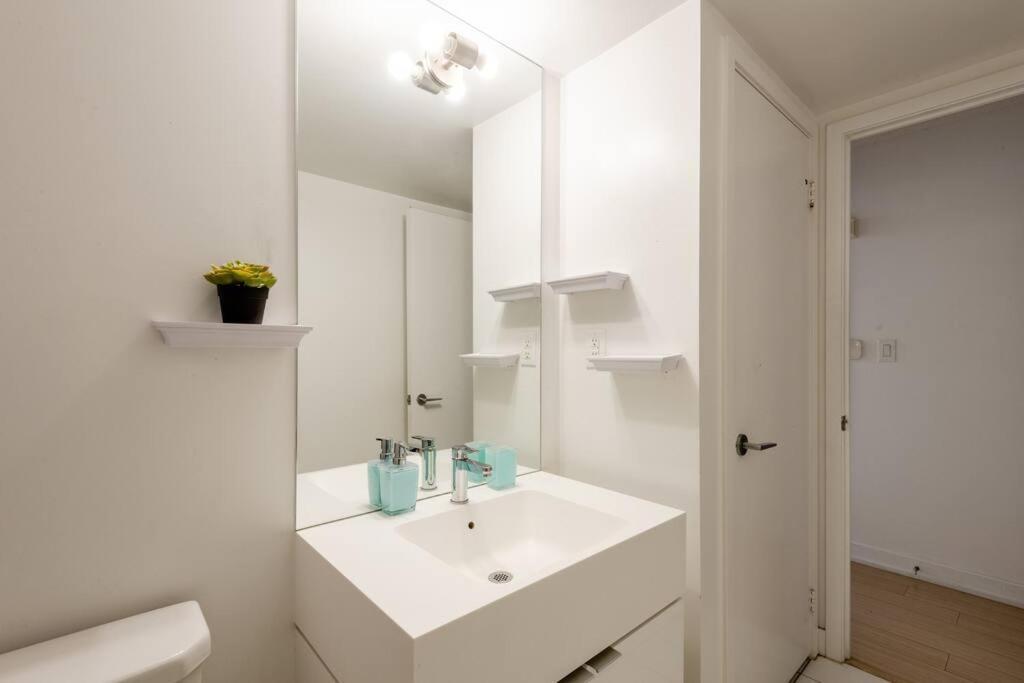 Stylish Downtown Lakeview Condo - One Free Parking Toronto Luaran gambar