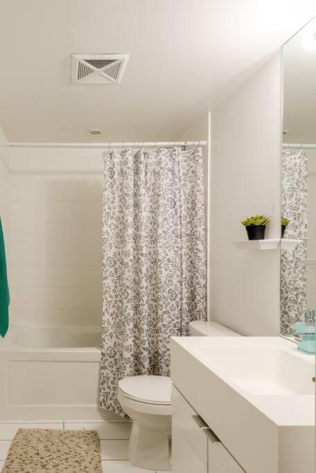 Stylish Downtown Lakeview Condo - One Free Parking Toronto Luaran gambar
