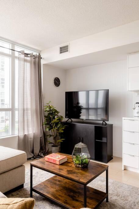Stylish Downtown Lakeview Condo - One Free Parking Toronto Luaran gambar