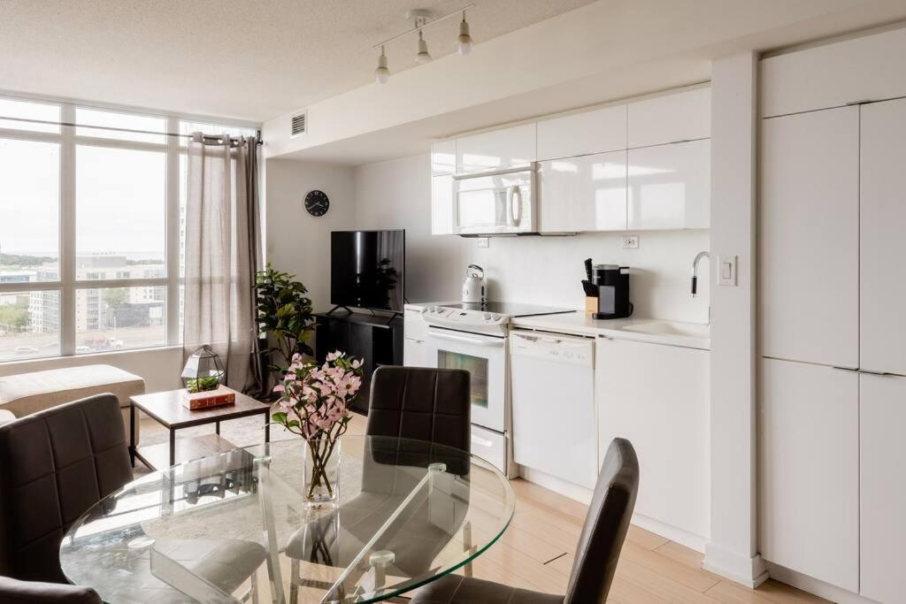 Stylish Downtown Lakeview Condo - One Free Parking Toronto Luaran gambar