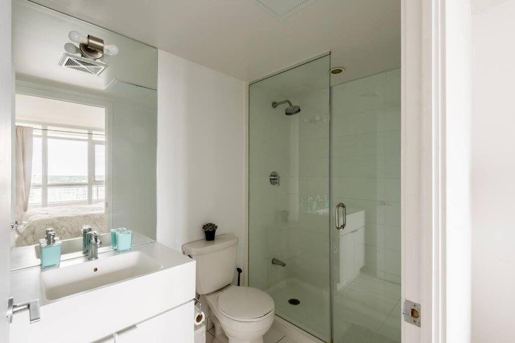 Stylish Downtown Lakeview Condo - One Free Parking Toronto Luaran gambar