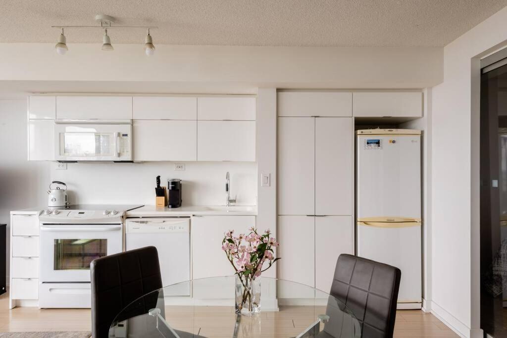 Stylish Downtown Lakeview Condo - One Free Parking Toronto Luaran gambar