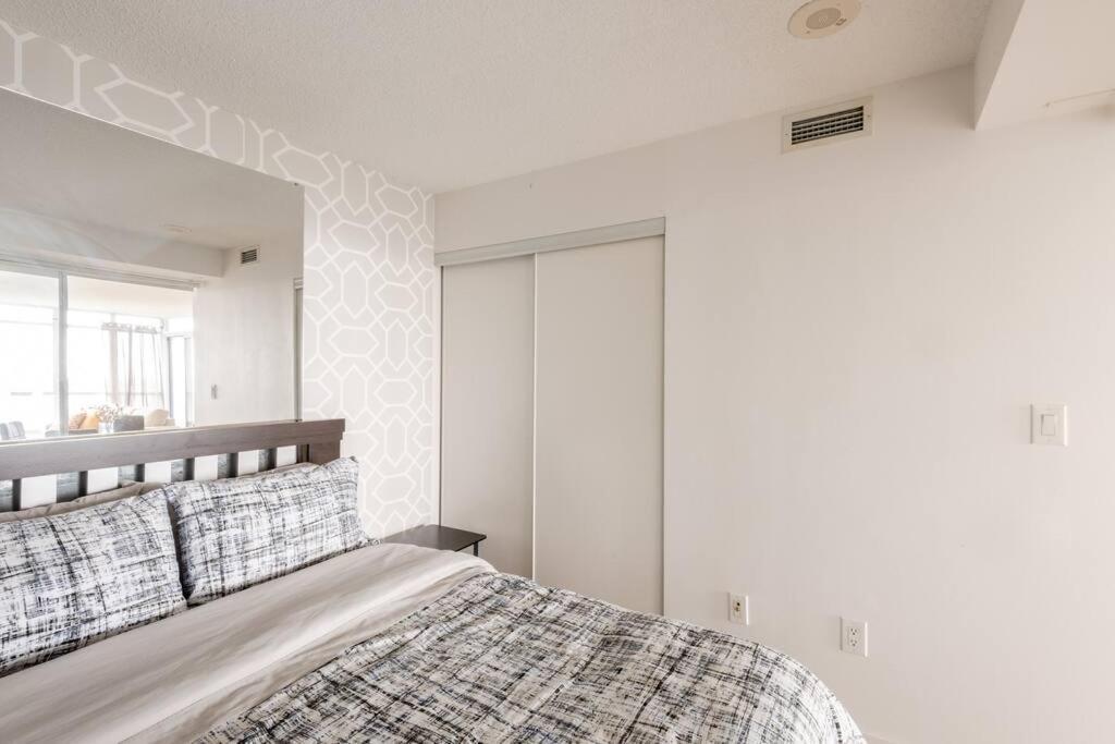 Stylish Downtown Lakeview Condo - One Free Parking Toronto Luaran gambar