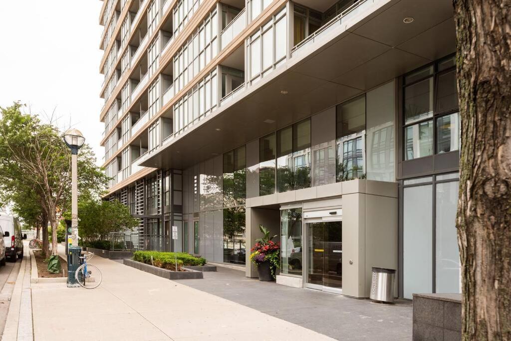 Stylish Downtown Lakeview Condo - One Free Parking Toronto Luaran gambar