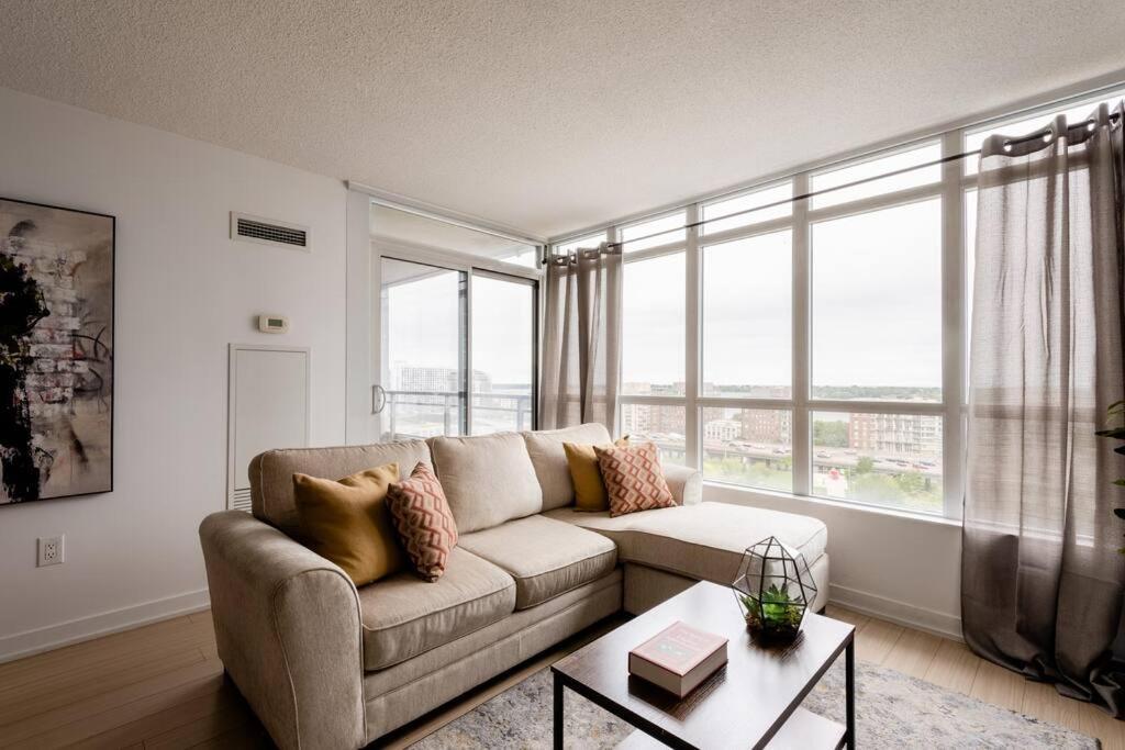 Stylish Downtown Lakeview Condo - One Free Parking Toronto Luaran gambar