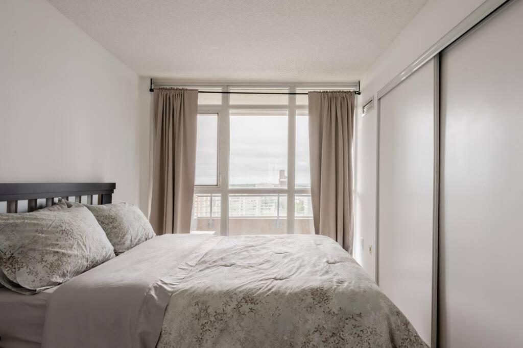 Stylish Downtown Lakeview Condo - One Free Parking Toronto Luaran gambar