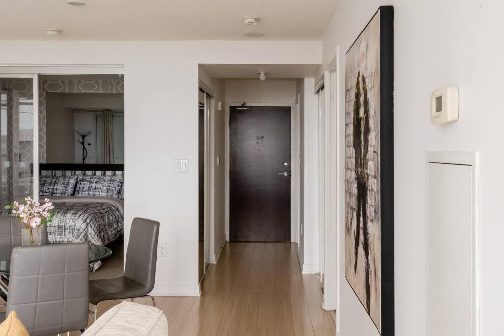 Stylish Downtown Lakeview Condo - One Free Parking Toronto Luaran gambar