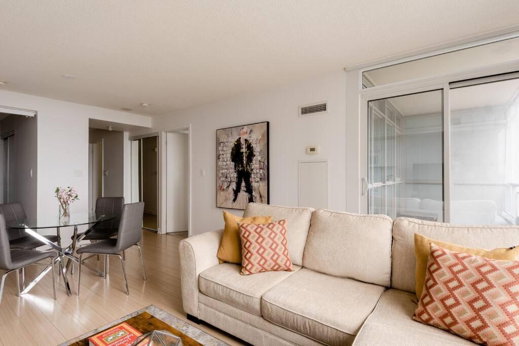 Stylish Downtown Lakeview Condo - One Free Parking Toronto Luaran gambar