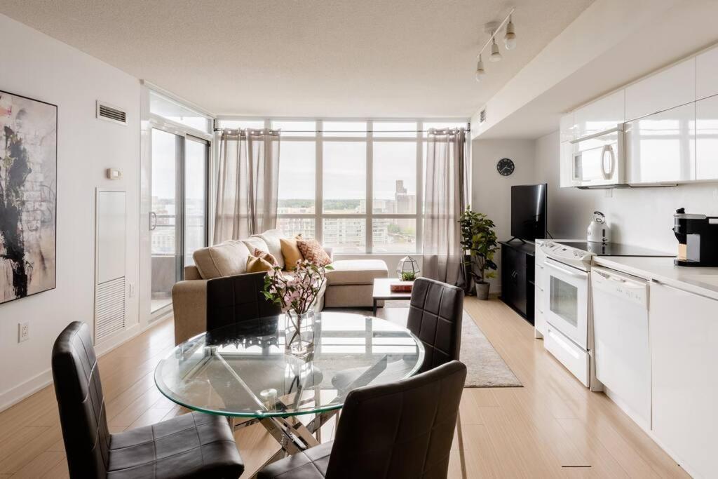 Stylish Downtown Lakeview Condo - One Free Parking Toronto Luaran gambar