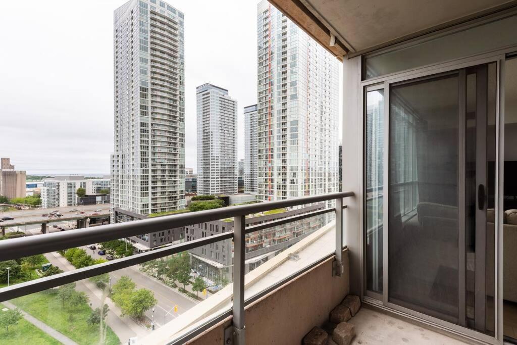 Stylish Downtown Lakeview Condo - One Free Parking Toronto Luaran gambar