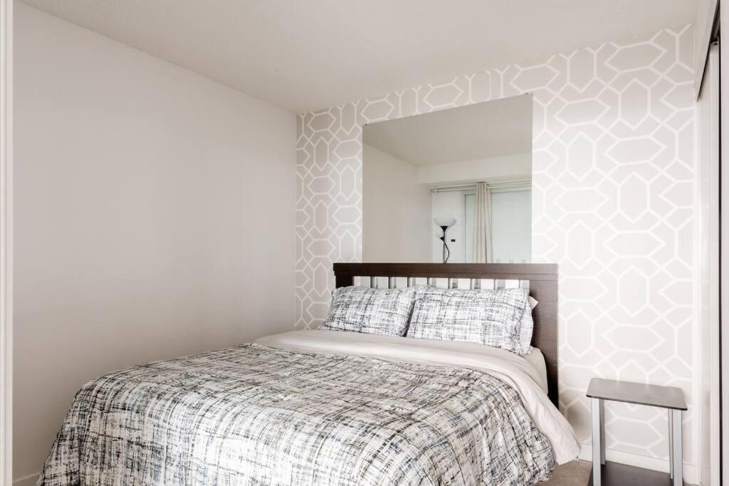 Stylish Downtown Lakeview Condo - One Free Parking Toronto Luaran gambar