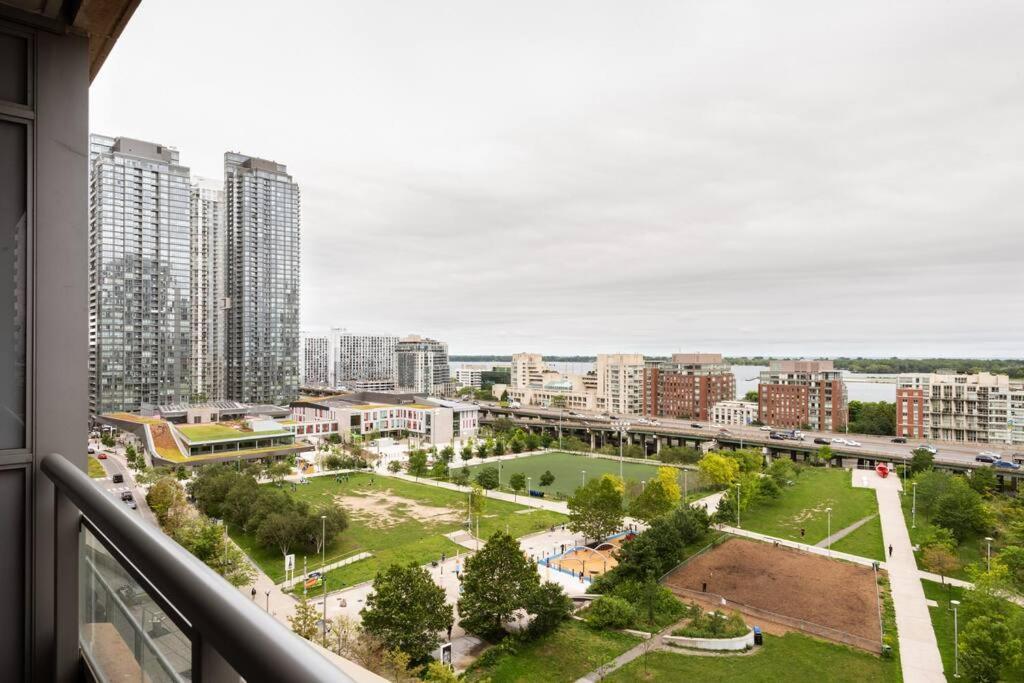Stylish Downtown Lakeview Condo - One Free Parking Toronto Luaran gambar